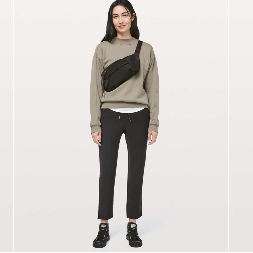 Lululemon On The Fly Pant *Woven 27"
Black